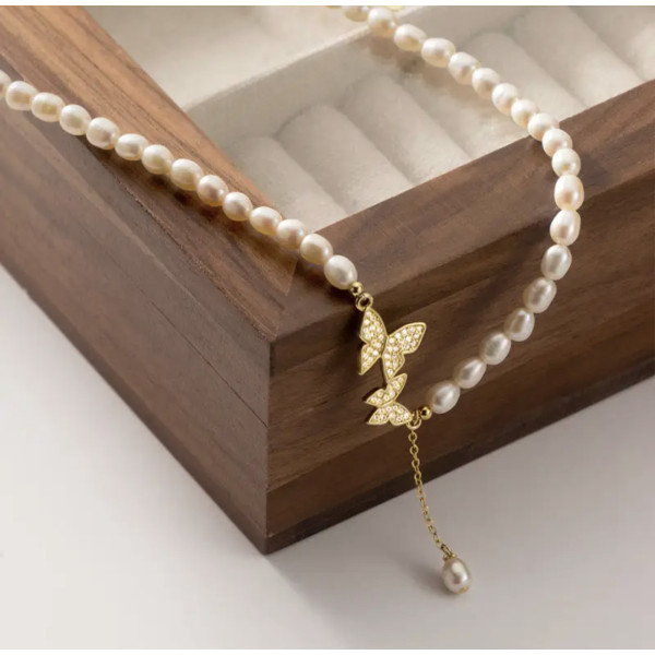 Colier la baza gatului din argint cu perle naturale mici, pandantiv fluturi, argint placat cu aur, shiny butterfly pearls, forma ovala orez, perla 3-4 mm, 35 + 6 cm, 11.03 gr Colier la baza gatului din argint cu perle naturale mici, pandantiv fluturi, argint placat cu aur, shiny butterfly pearls, forma ovala orez, perla 3-4 mm, 35 + 6 cm, 11.03 gr