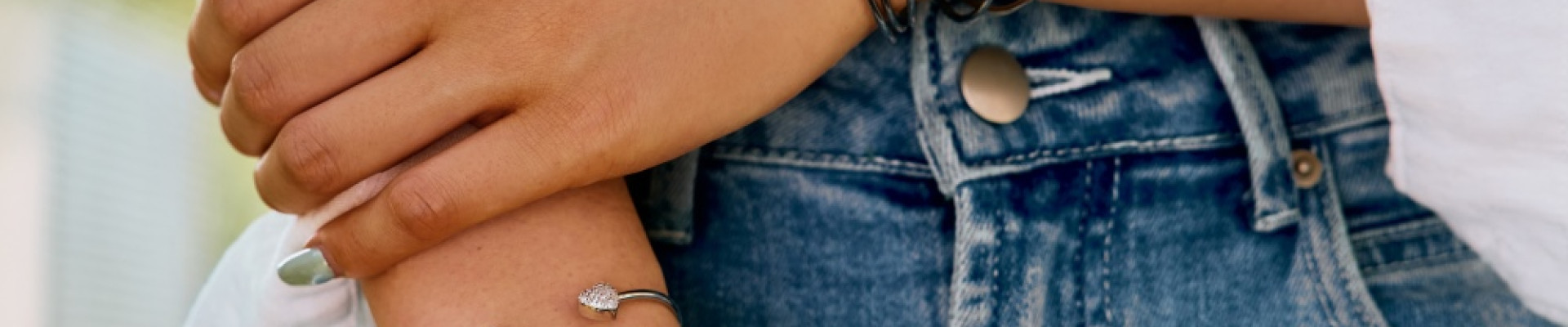 Cauti un cadou pretios intr-o cutie mica pentru o iubire mare? Brățară fixă din argint cu inima și inițială: o bijuterie unică și personalizată este cadoul perfect pentru iubirea ta