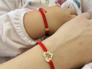 Legătura magică: Set mama-fiică de brățări de aur cu snur roșu pentru momente de neuitat