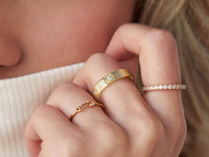 Tendințe Bijuterii Iarnă 2024: Strălucire și Eleganță pentru Anotimpul Rece