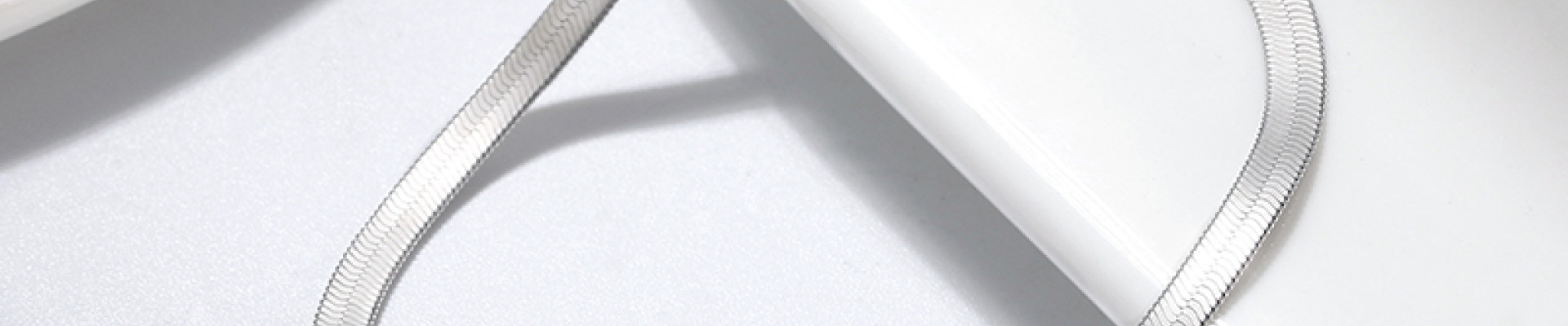 Cum să Nu Greșești Când Cumperi Bijuterii din Argint: Ghid Definitiv