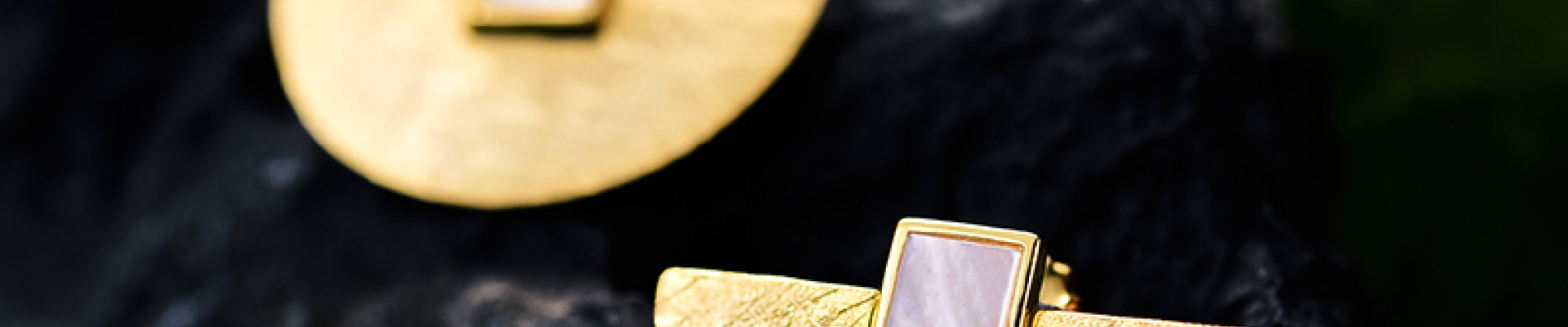 Argint placat cu aur: Ghid complet pentru curatare, îngrijire, avantajele si dezavantajele bijuteriilor din argint placate cu aur