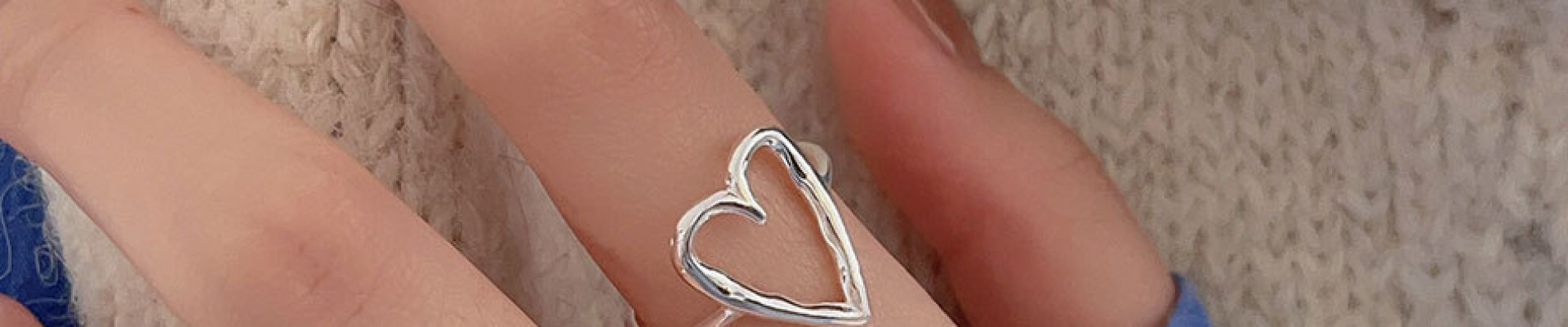 Ce Alegi? Argint, Argint Rodiat sau Argint Placat cu Aur? Află Diferențele și Descoperă Bijuteriile Tale Perfecte pe Modart.ro!