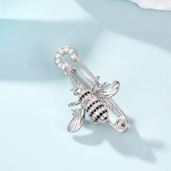 Brosa din argint tip ac de siguranta cu cristale, martisor argint, cadou martie, cadou martisor femei, dama, argint 925 rodiat, argintiu, 4,65 gr