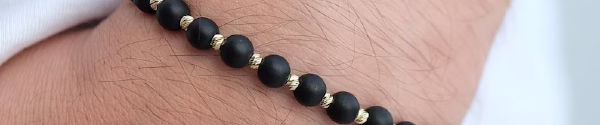 Brățara cu Onix Negru: Scutul Tău de Protecție și Ancoră a Încrederii în Sine