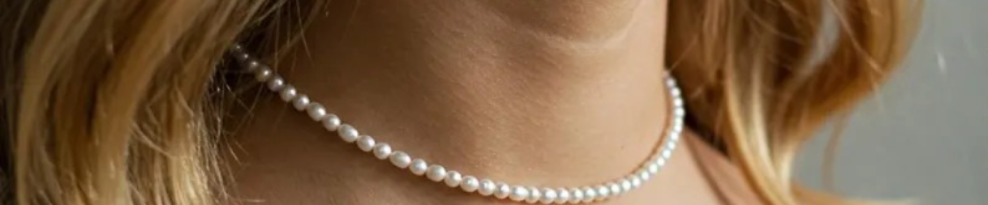 Eleganță Atemporală: Colier la Baza Gâtului cu Perle Naturale de Cultură și Inchidere din Aur 14K