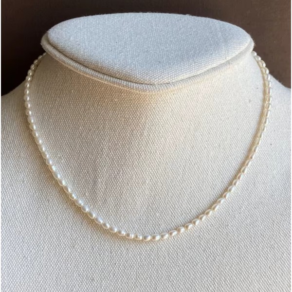 Colier perle de cultura cu inchidere aur 14k, colier perle naturale 3 mm, colier de aur la baza gatului cu perle, colier dama, forma neregulata, 3 mm, 9 gr Colier perle de cultura cu inchidere aur 14k, colier perle naturale 3 mm, colier de aur la baza gatului cu perle, colier dama, forma neregulata, 3 mm, 9 gr