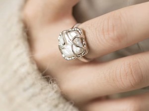 Secretul Bijuteriilor Tale din Argint 925: Cum să le menții strălucirea și să previi oxidarea