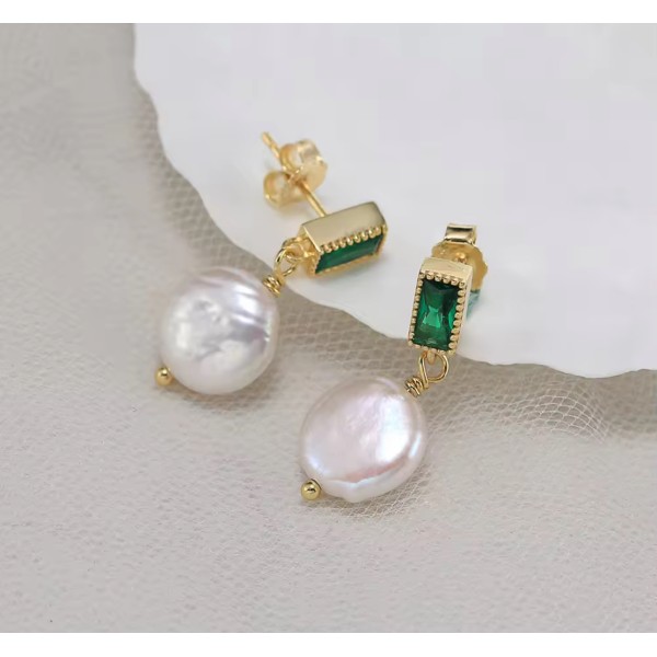 Cercei argint cu piatra verde si perle de cultura baroc, cercei eleganti, cercei argint placati cu aur cu perle, bijuterii fine din argint si perle, dama, 3,69 gr