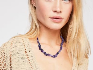 Coliere din Pietre Prețioase și Semiprețioase: O Călătorie Fascinantă de la Amuletă la Simbol al Eleganței Moderne