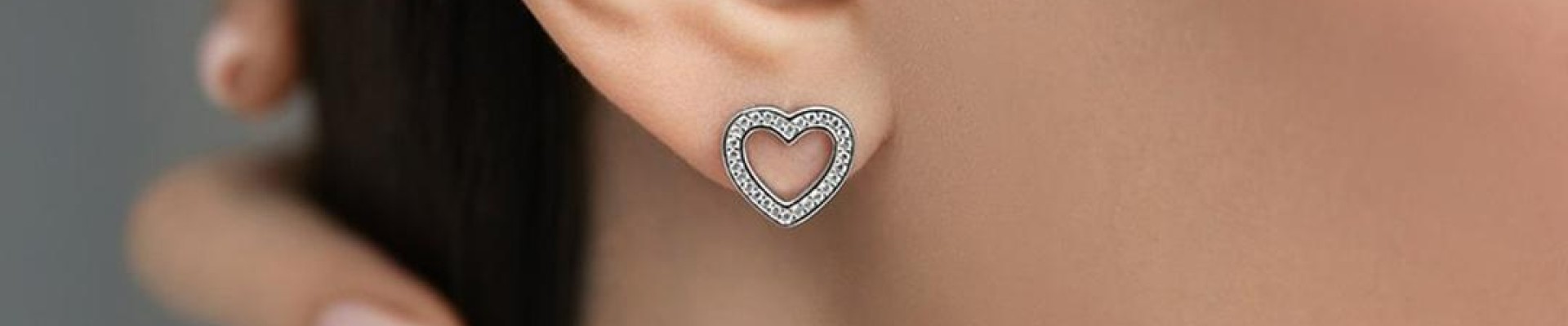 Ghid de stil: Ce cercei ți se potrivesc în funcție de forma feței? (și cum alegi perechea perfectă)