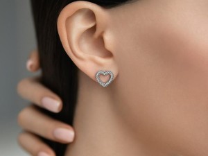 Ghid de stil: Ce cercei ți se potrivesc în funcție de forma feței? (și cum alegi perechea perfectă)