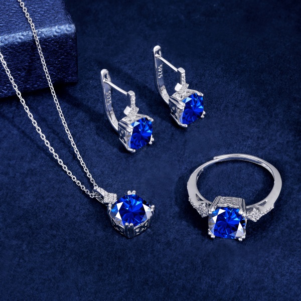 Lantisor de argint cu cristale albe si albastru safir, dama, argint 925, 40 +5 cm, 2,47 gr Lantisor de argint cu cristale albe si albastru safir, dama, argint 925, 40 +5 cm, 2,47 gr
