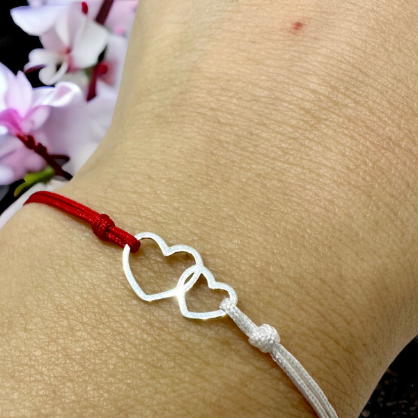Martisor de argint tip bratara din argint cu snur reglabil, dama/copil, argint/ argint placat cu aur, snur alb rosu, 2 inimi conectate, cadou martie, argintiu/auriu